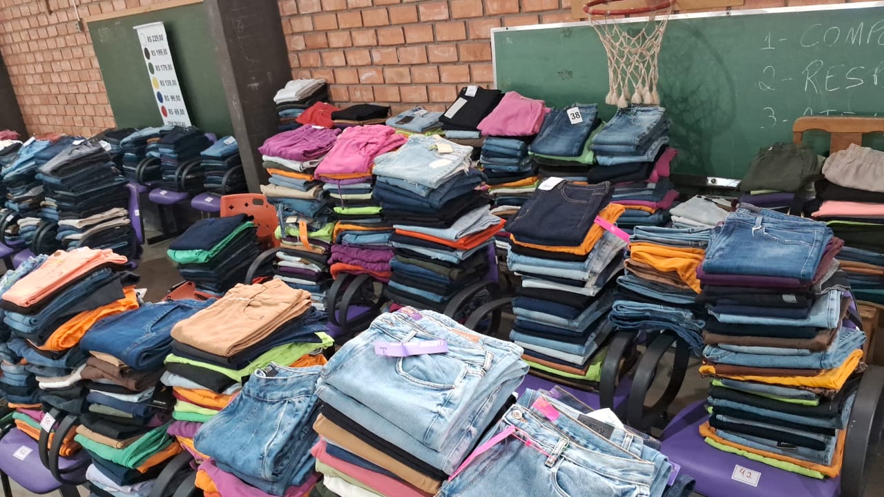 Outlet de grifes famosas de jeans nesta sexta e sábado na Apae