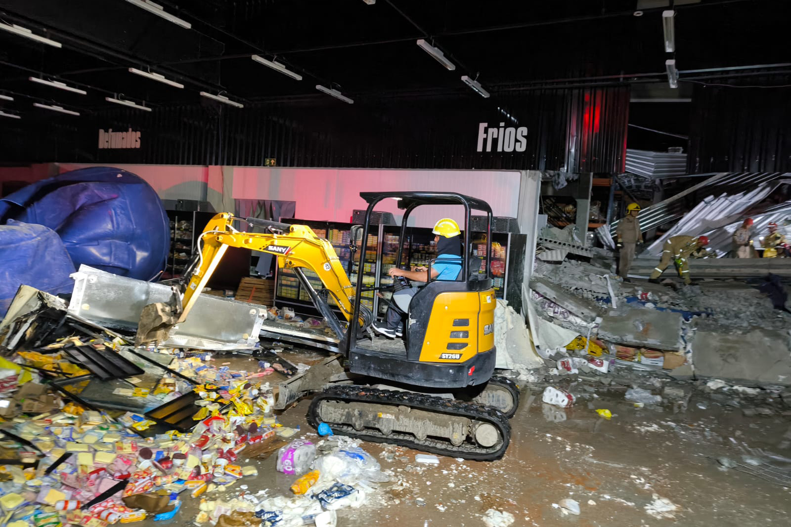 Bombeiros trabalharam intensamente nos escombros