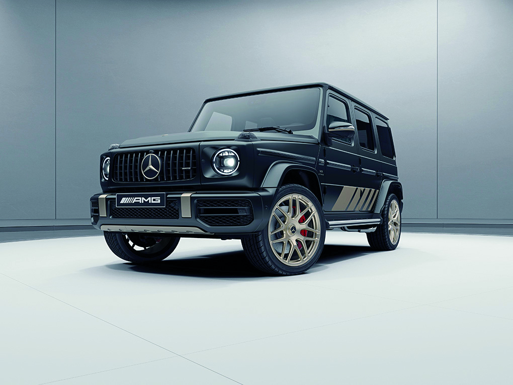 Mercedes-AMG G 63, MANUFAKTUR nachtschwarz magno, 55,9 cm (22“) AMG Schmiederäder im Kreuzspeichen-Design in MANUFAKTUR Ausführung, AMG Grand Edition;WLTP: Kraftstoffverbrauch kombiniert: 16,0 l/100km, CO2-Emissionen kombiniert: 363 g/km*

Mercedes-AMG G 63, MANUFAKTUR night black magno, 55.9 cm (22") AMG cross-spoke forged wheels in MANUFAKTUR version, AMG Grand Edition;WLTP: fuel consumption combined: 16.0 l/100km, CO₂ emissions combined: 363 g/km*