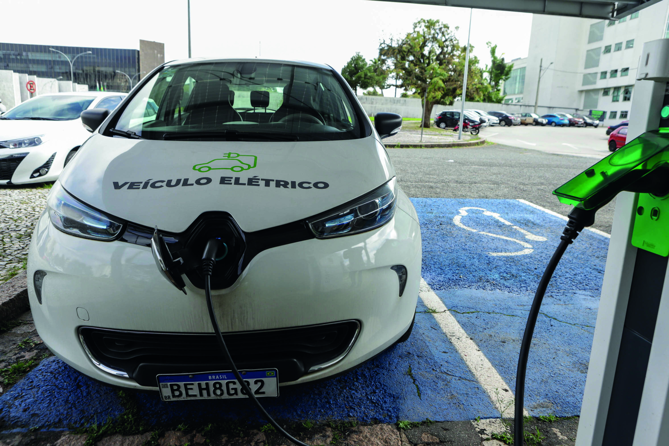 Curitiba, 19 de outubro de 2022 - Carregamento de carro elétrico no Palácio Iguaçu. (Foto: Roberto Dziura Jr./AEN)