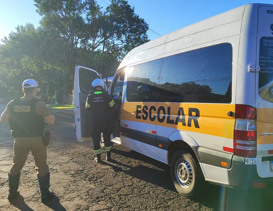 Ao todo, foram fiscalizados 108 veículos, entre vans e ônibus do transporte escolar, sendo 19 destes abordados nas rodovias estaduais pela Polícia Rodoviária Estadual e 89 nas vias urbanas, pela Transitar e Polícia Militar. Foto Secom