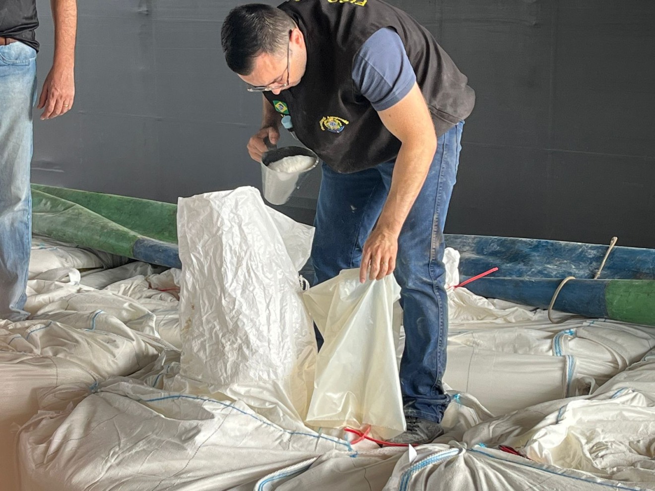 Montante que estava armazenado em duas carretas equivale a cerca de 10.400 pacotes de 5kg de farinha de trigo. Foto Delegacia Sindical dos Affas no Paraná Montante que estava armazenado em duas carretas equivale a cerca de 10.400 pacotes de 5kg de farinha de trigo. Foto Delegacia Sindical dos Affas no Paraná