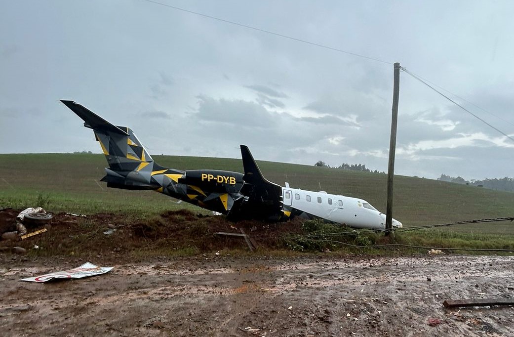 Avião sai da pista