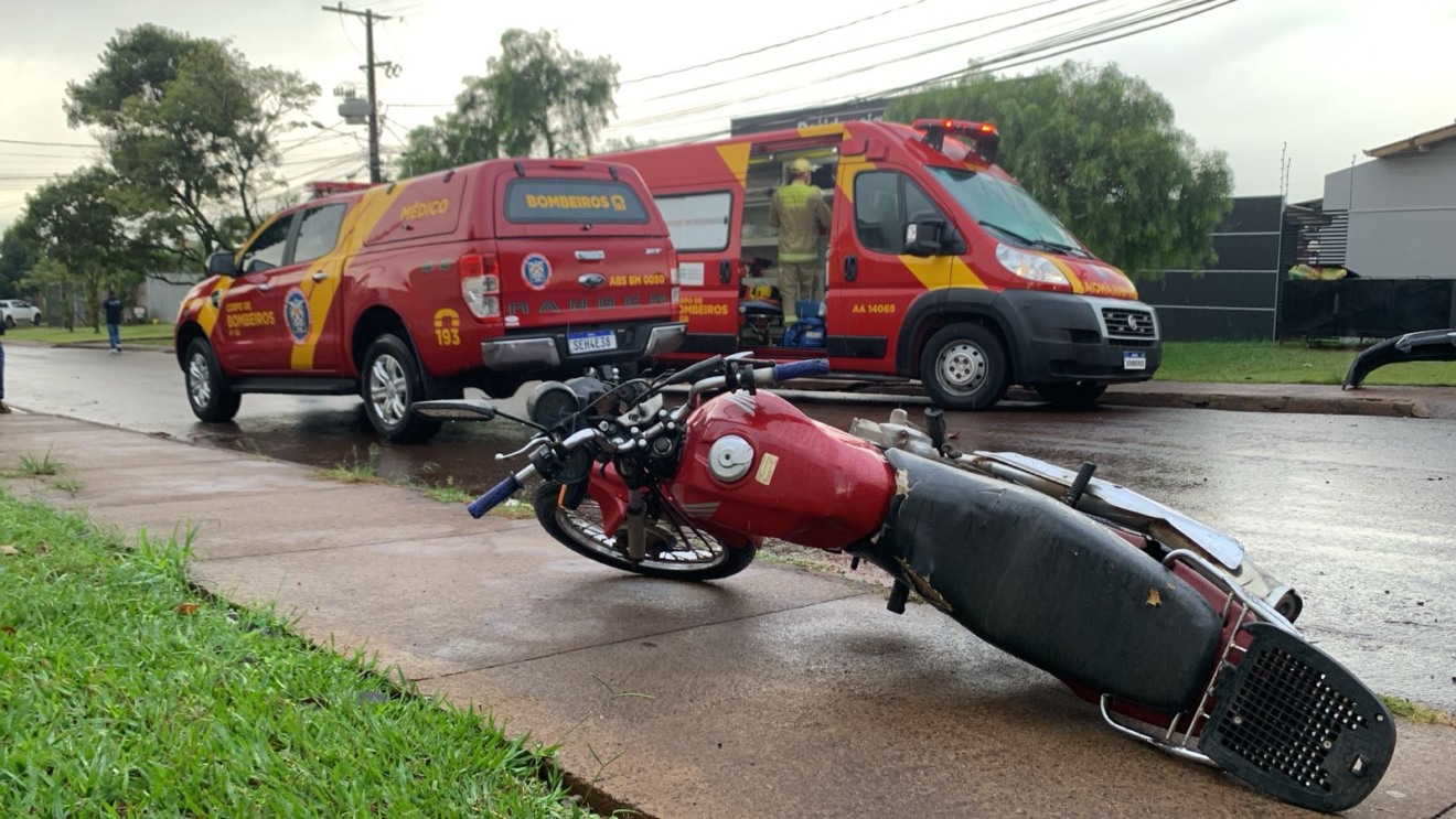 Batida entre carro e moto resulta em piloto ferido e criança atropelada no Bairro Periolo