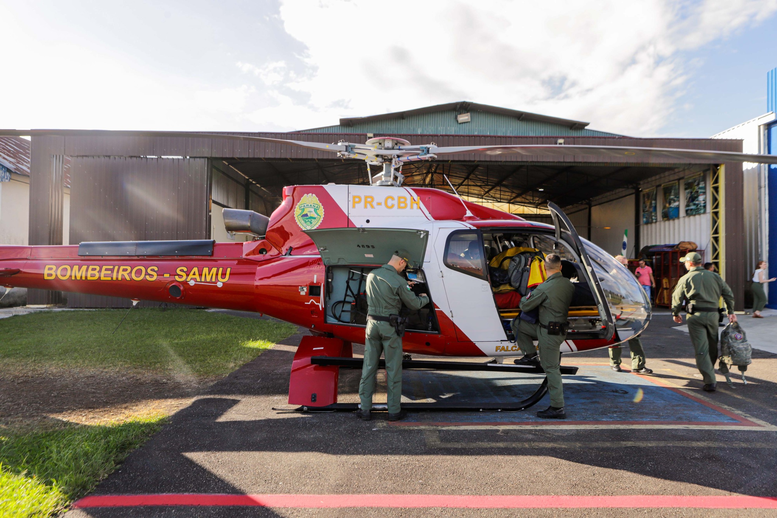 Curitiba, 02 de maio de 2024 - O Governo do Paraná, por meio do Batalhão de Polícia Militar de Operações Aéreas - BPMOA, reforçou a ajuda a catástrofe no Rio Grande do Sul com um helicóptero e quatro tripulantes.