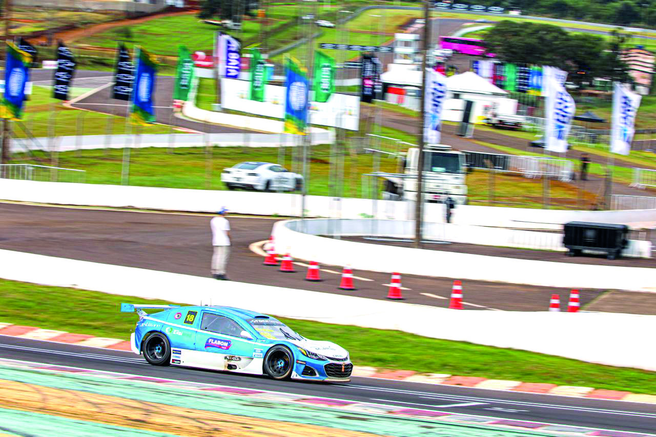 Akyu Myasava está satisfeito com o desempenho do seu carro em Cascavel. Foto Vanderley Soares