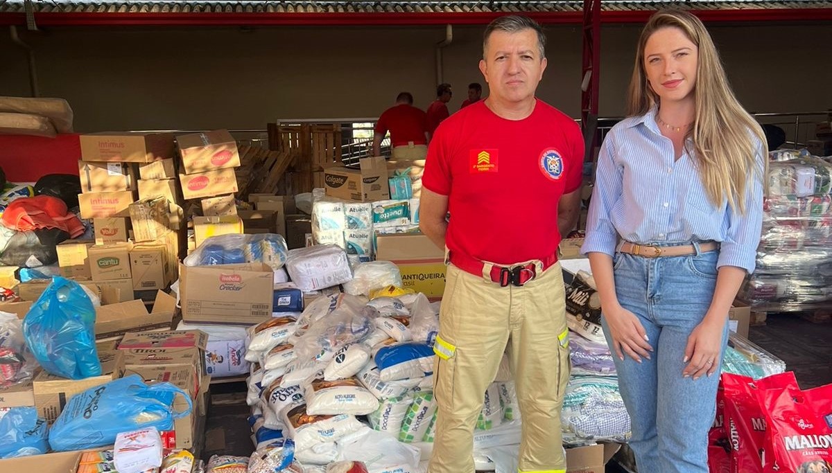 Vice-presidente da AEAC, Engenheira Civil Bruna Anible, durante a entrega dos alimentos ao Corpo de Bombeiros: ajuda aos desabrigados do RS