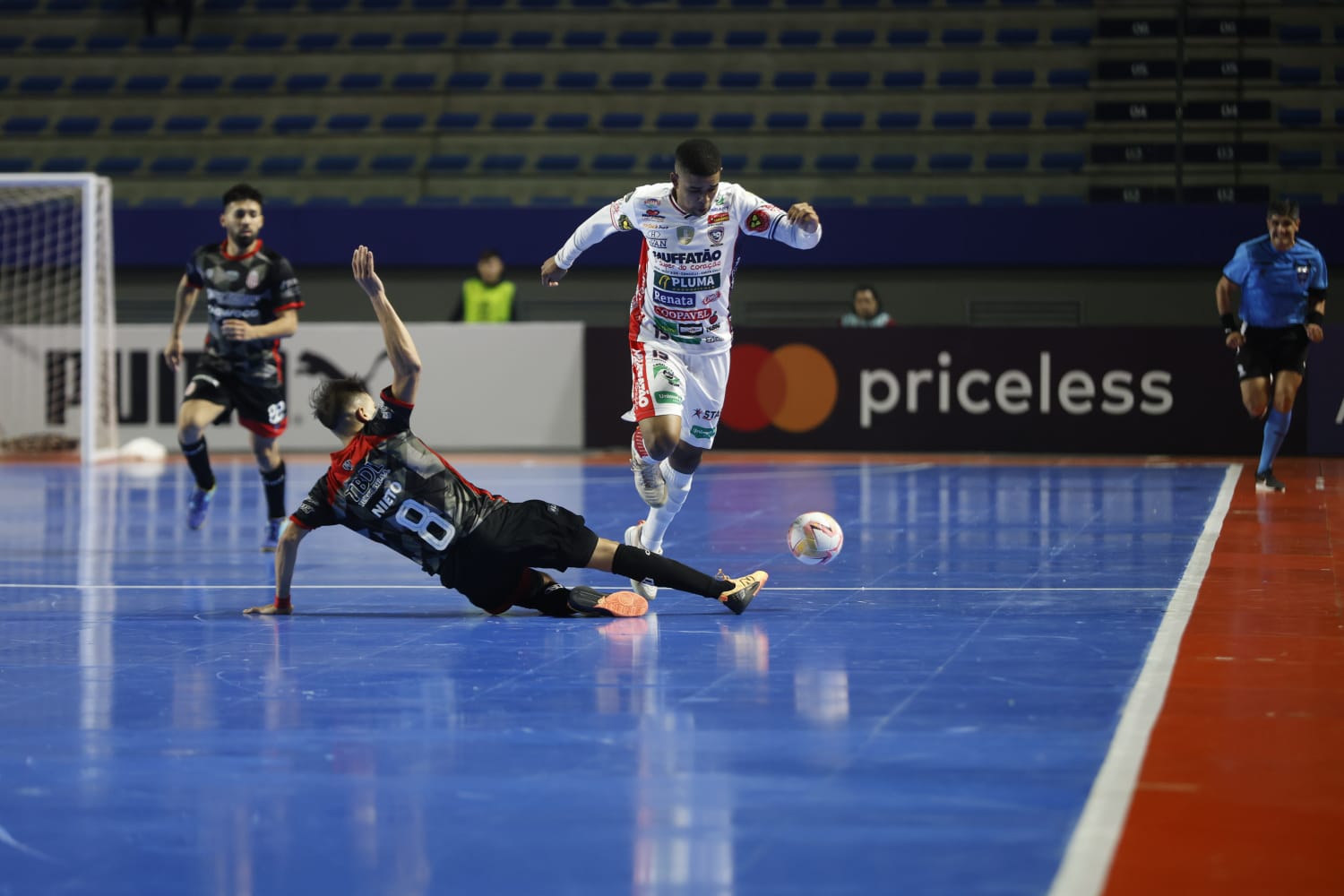 Após somar um ponto contra o Barracas, uma vitória na partida de hoje encaminha a classificação tricolor