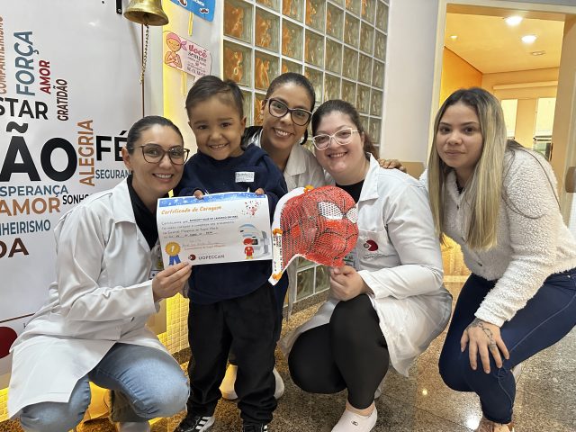 Anthony ganhou presentes, inclusive, a máscara do Homem Aranha que o acompanhou nos últimos meses