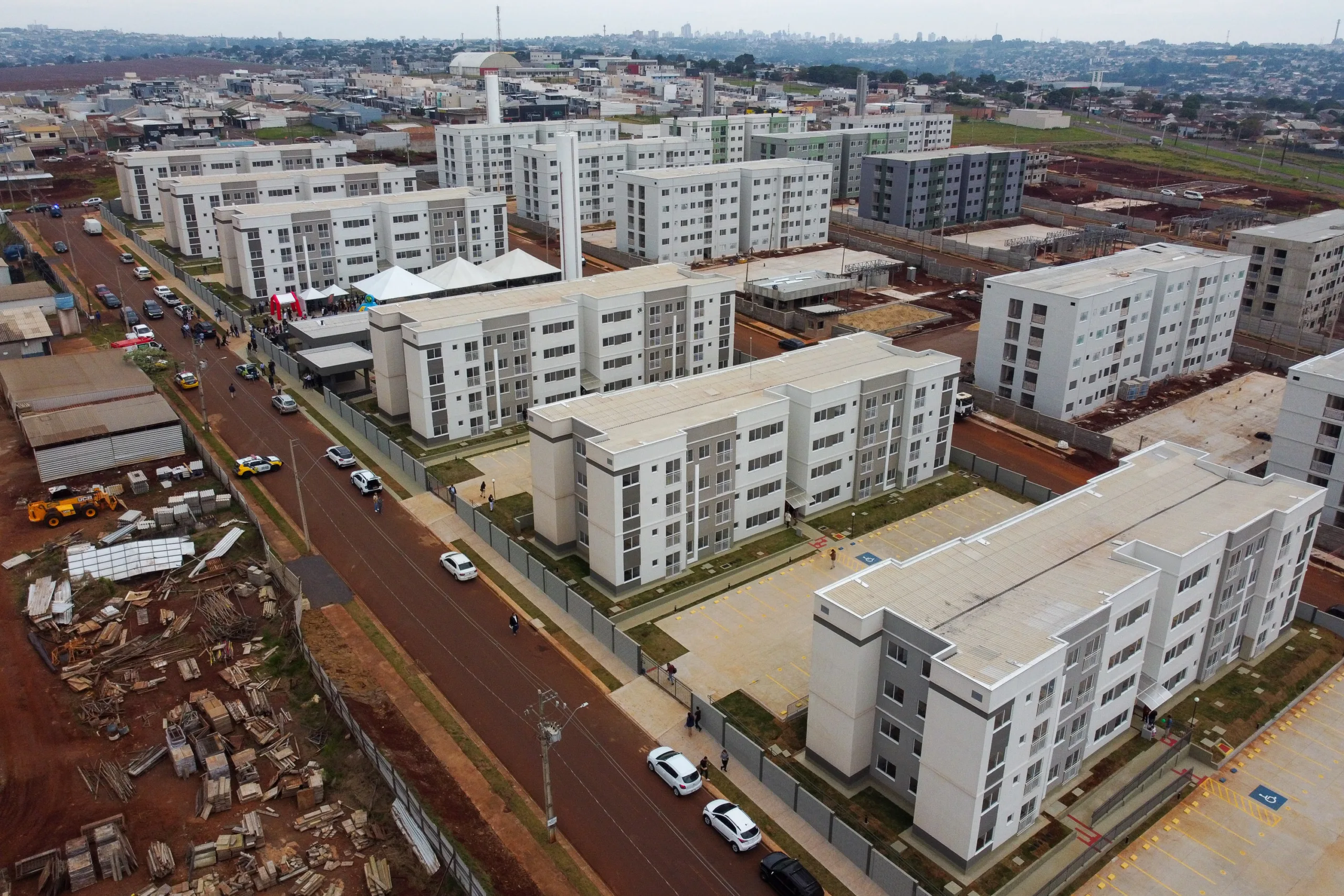 O governador em exercício Darci Piana e a Cohapar entregam nesta sexta-feira (28) 192 moradias em Cascavel. Das famílias contempladas, 132 contaram com apoio do Governo do Estado para a aquisição dos apartamentos por meio do programa Casa Fácil.