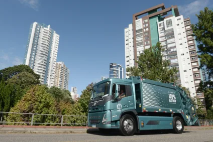Um caminhão Volvo FM Electric estará em operação na frota da Cavo, empresa do grupo Estre, que faz a coleta de resíduos da capital