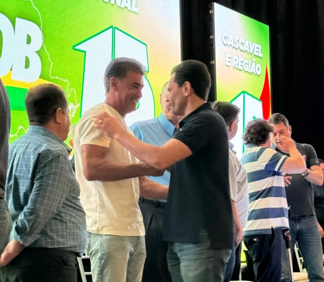 Paranhos e Pacheco se cumprimentam após "chapéu" no Podemos