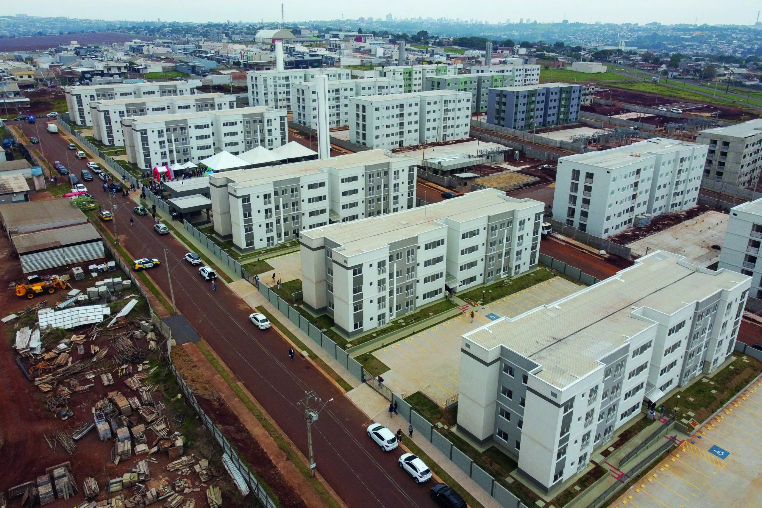 O governador em exercício Darci Piana e a Cohapar entregam nesta sexta-feira (28) 192 moradias em Cascavel. Das famílias contempladas, 132 contaram com apoio do Governo do Estado para a aquisição dos apartamentos por meio do programa Casa Fácil.