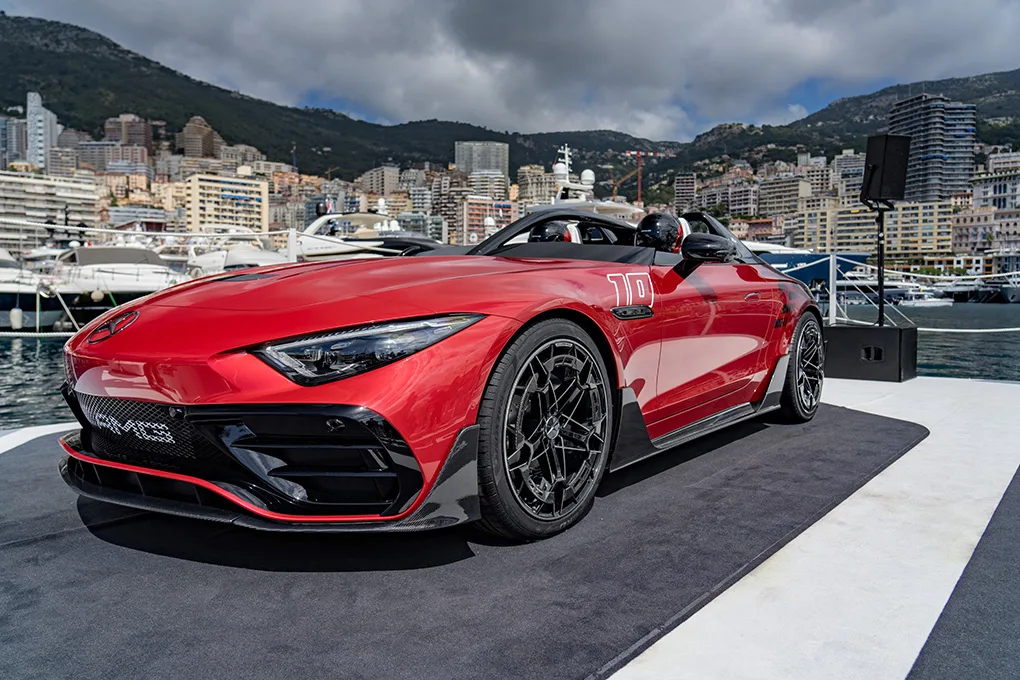 O Conceito Mercedes-AMG PureSpeed celebra a tradição da Mercedes com um design de carro de corrida puro e materiais inovadores
In the run-up to the F1™ Grand Prix in Monaco, Mercedes-AMG is presenting the Mercedes-AMG PureSpeed concept. The concept car provides a preview of the first model in the highly limited Mercedes-Benz Mythos series.