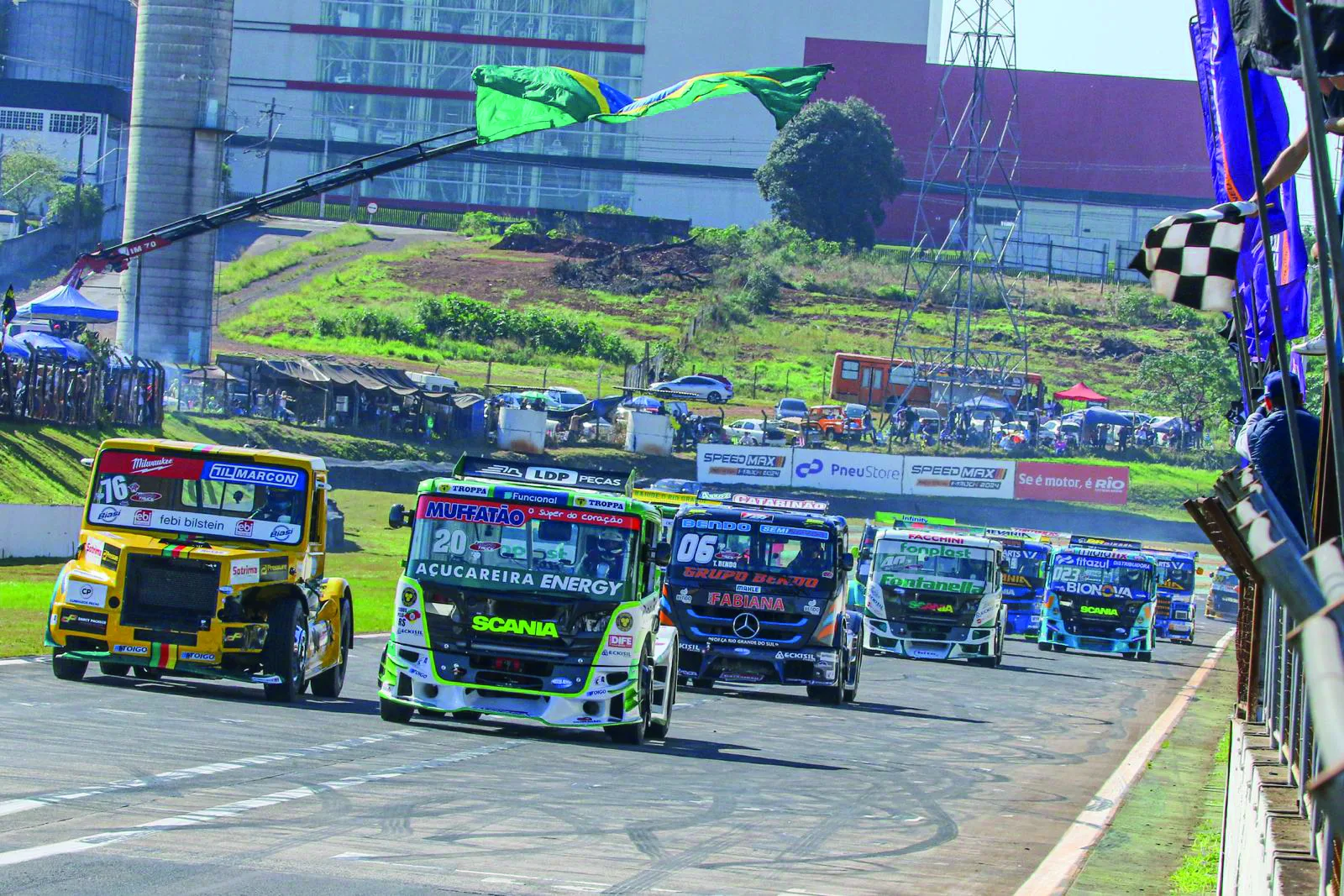 Muffato recebe a bandeirada da vitória, a segunda consecutiva nesta temporada. Foto: Vanderley Soares