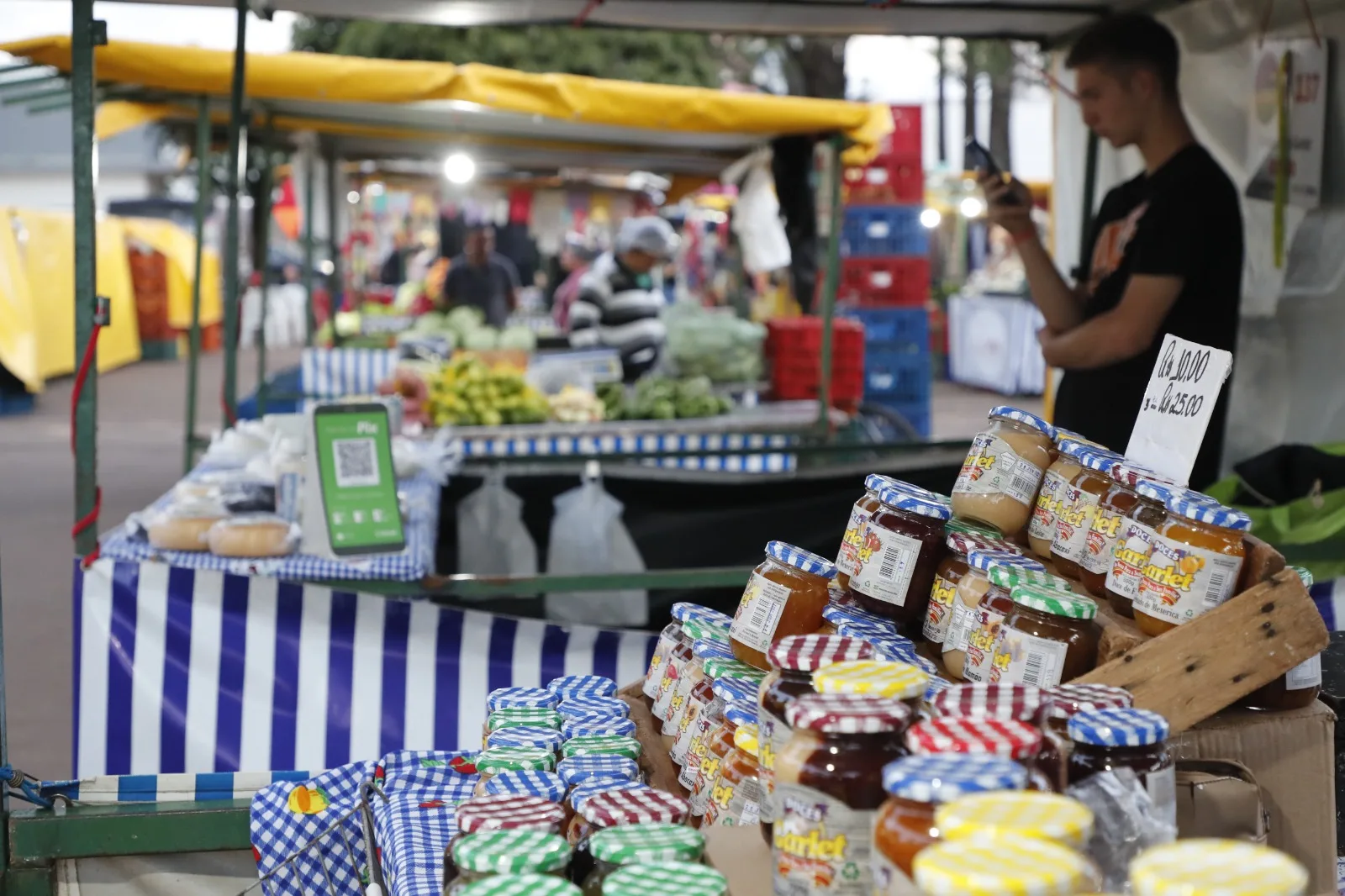 A feirinha acontece sempre às terças e quintas, das 14h às 21h, e aos domingos das 7h às 12h, na praça Wilson Joffre