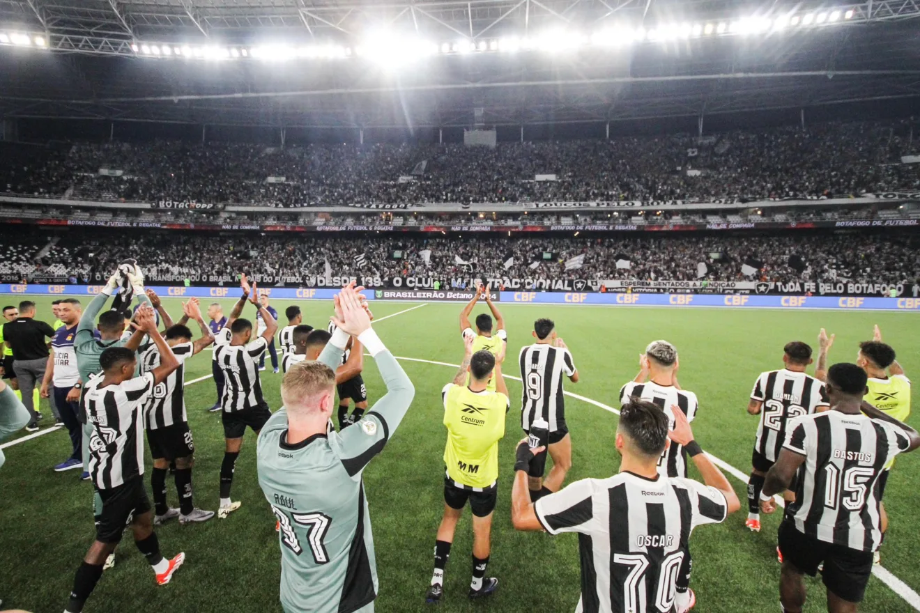Com Engenhão lotado, Botafogo bateu o Flu e assumiu a liderança