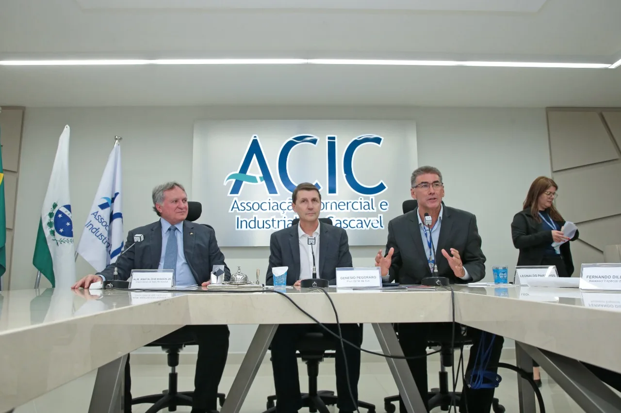 Anatalício Risden Jr, o ex-presidente da Acic, Daniel Pegoraro e o prefeito Paranhos, em 2022, na apresentação do plano do Anel Viário. Foto: Arquivo/Secom