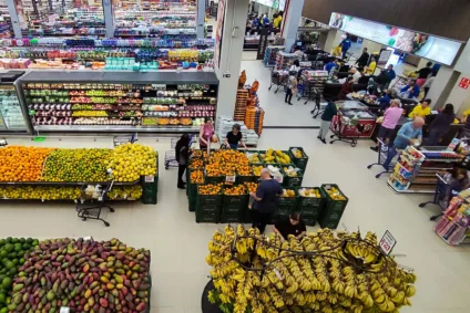 Ponta Grossa, 02 de agosto de 2023 - Prateleiras de supermercado.
