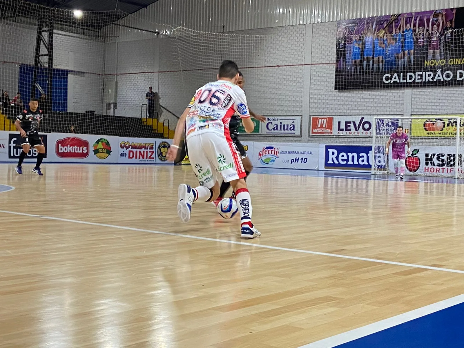 Devido a uma punição, o Cascavel deveria jogar com portões fechados, mas a Federação Paranaense de Futsal autorizou a entrada de mulheres e crianças no ginásio - Foto: Assessoria