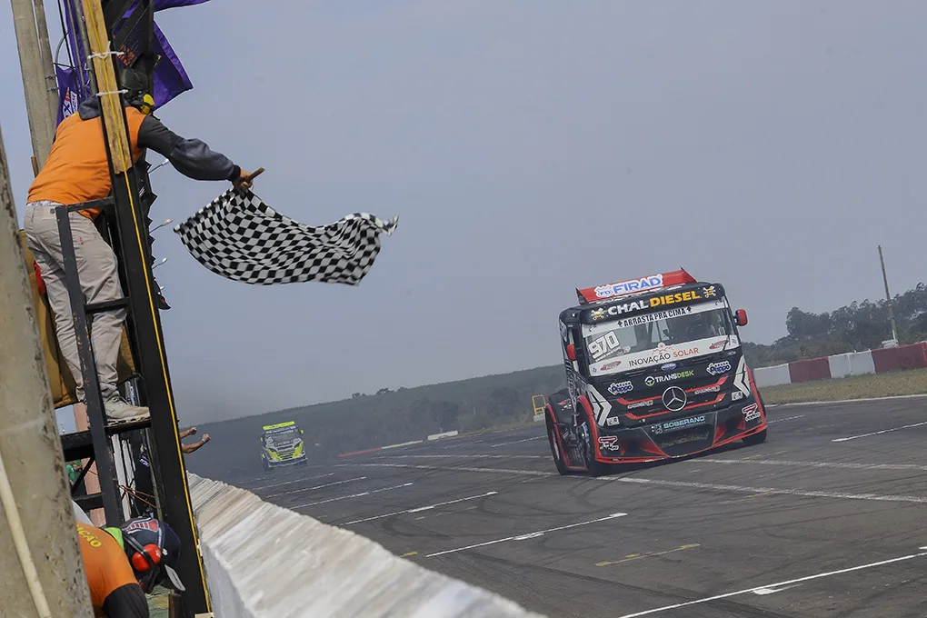 O cascavelense Edivan Monteiro conquistou o sexto lugar na categoria GT Truck em Campo Grande, depois de largar em 24º
Crédito: Tiago Soares
