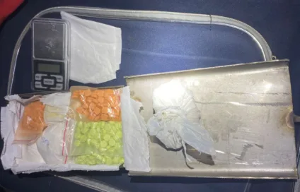 Durante a operação foram apreendidos 400 comprimidos de droga sintética e aproximadamente 550 gramas de cocaina
