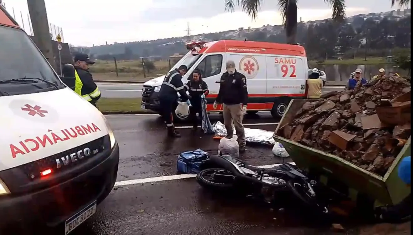 Jovem morre após colidir violentamente de moto em caçamba de entulhos