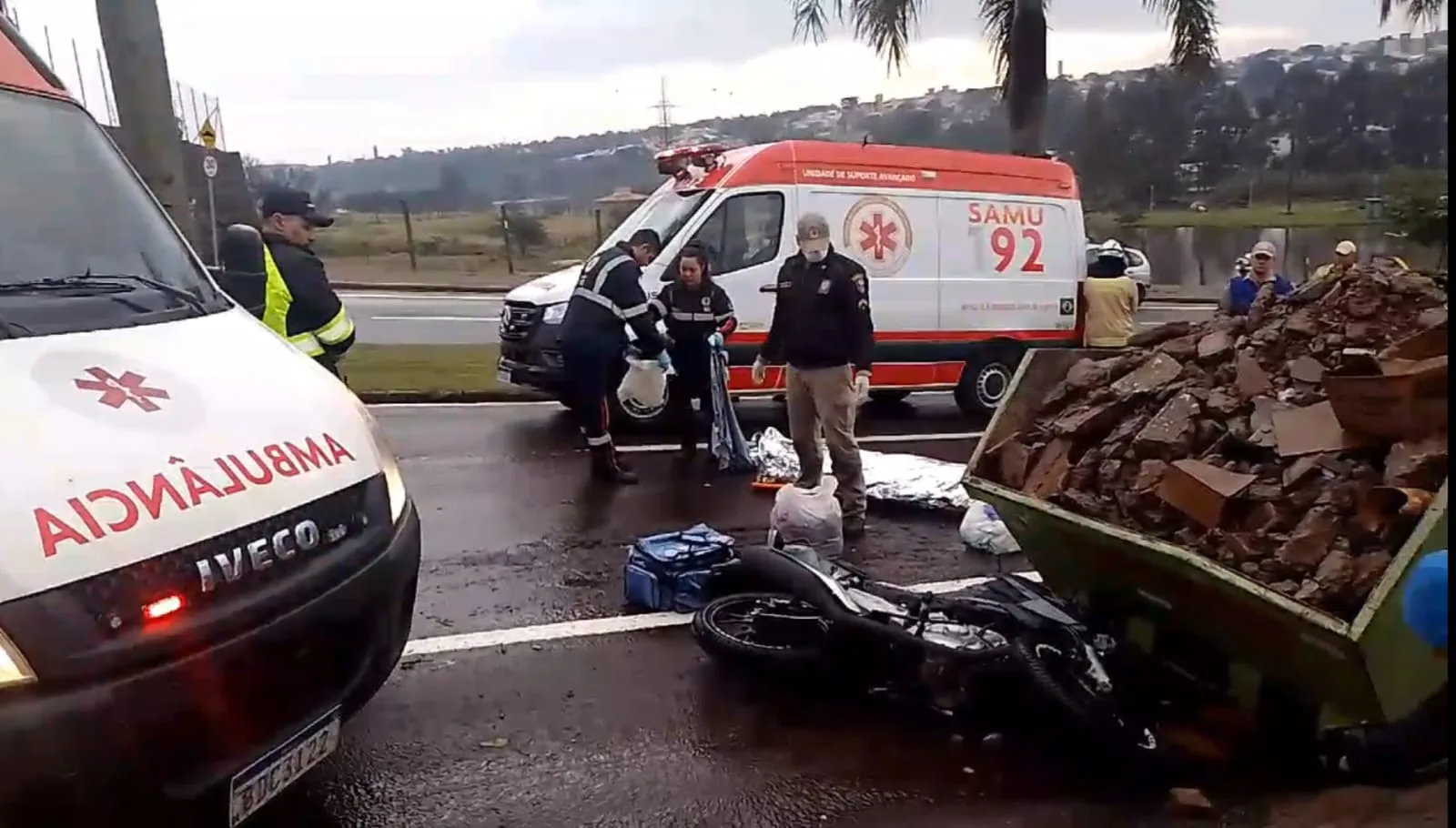 Jovem morre após colidir violentamente de moto em caçamba de entulhos