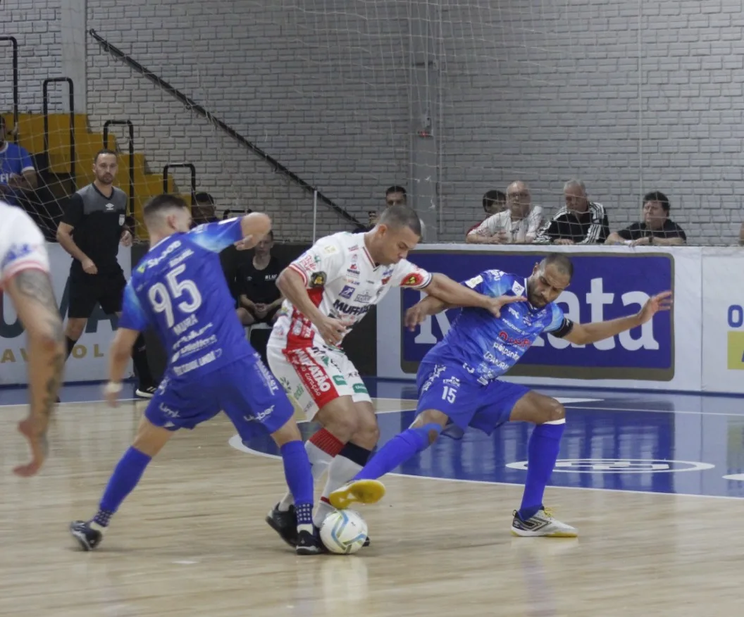 Duelo no sudoeste vale subida na tabela para o Cascavel Futsal. Foto: Luciano Neves
