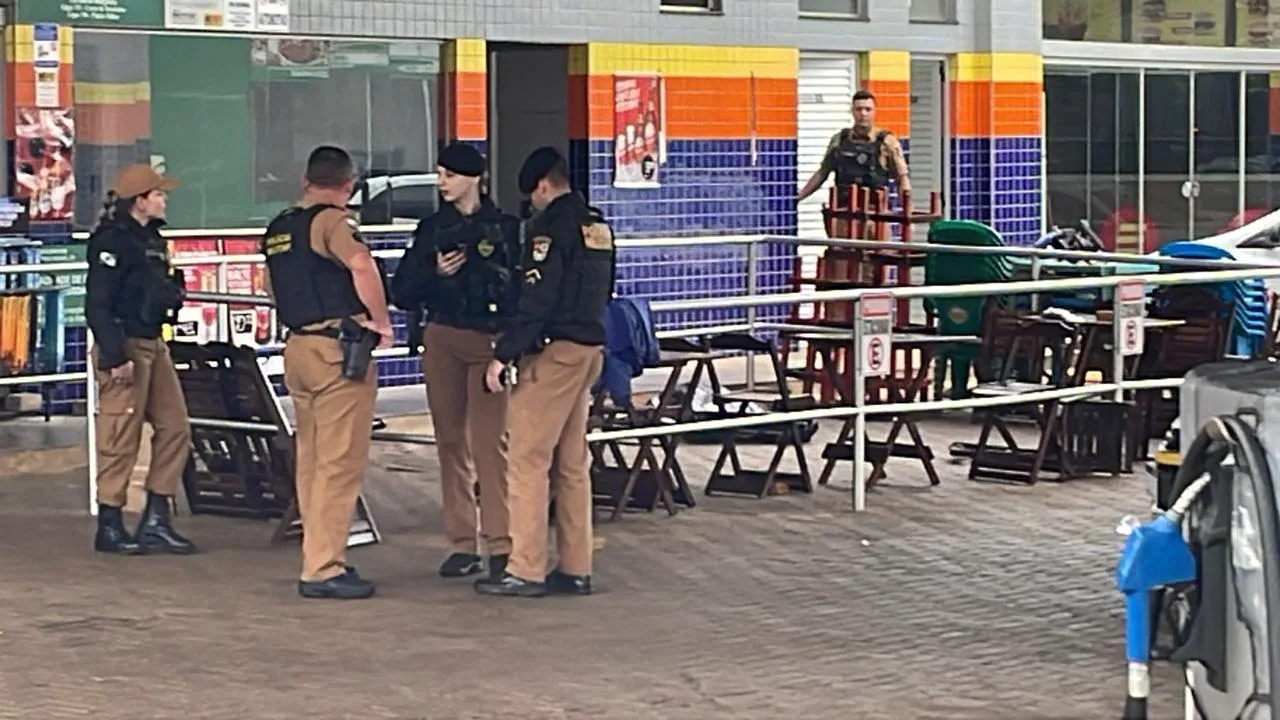 Homem morre baleado após tentar agredir policiais com facão