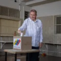 Venezuelanos vão às urnas eleger novo presidente