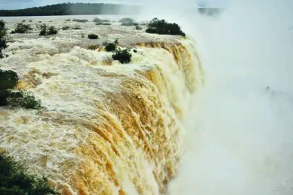 A passarela das Cataratas do Iguaçu e todos os passeios no lado brasileiro continuam operando normalmente nesta terça