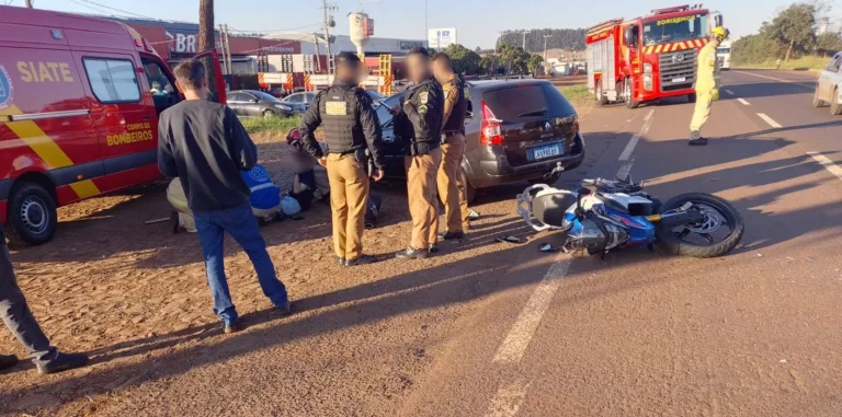 O rapaz de 20 anos pilotava uma motocleta pela rodovia, quando em determinado momento bateu contra um carro