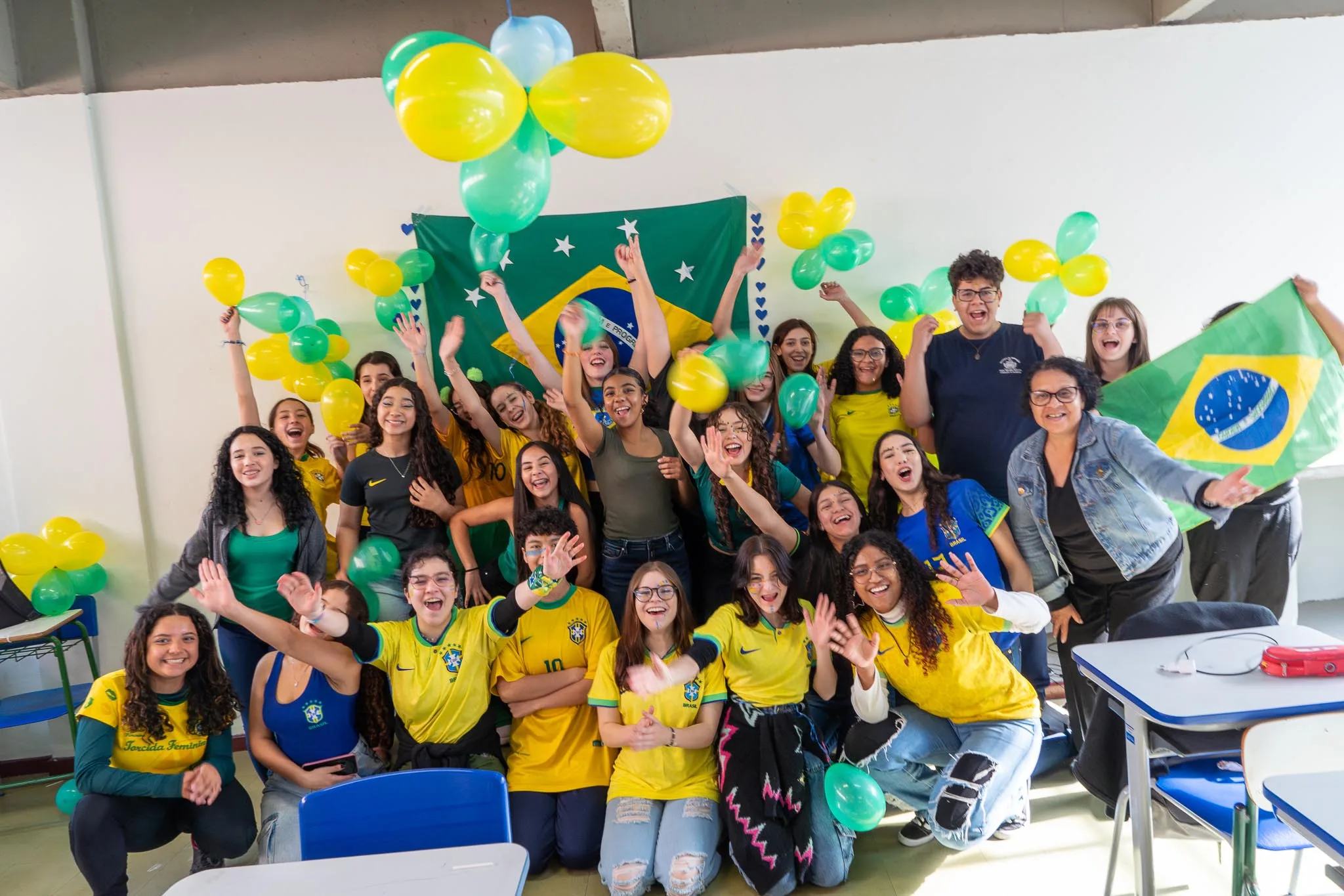 A tarde da sexta-feira (26) foi de pausa na rotina de estudos em algumas escolas paranaenses, mas por um bom motivo - Foto: AEN