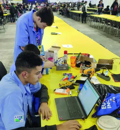 Robôs construídos por estudantes de Cascavel estão no Campus Party