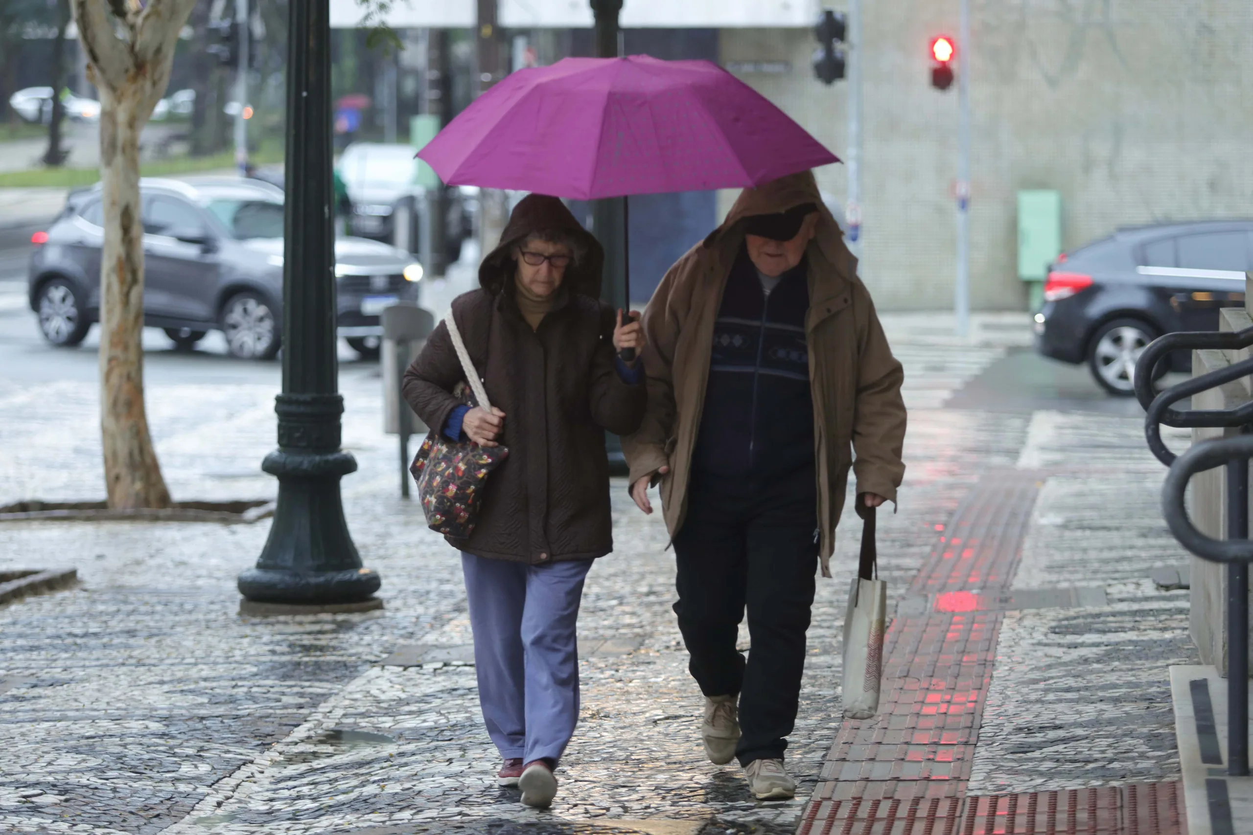 Chuva e frio seguem praticamente em todo o Paraná