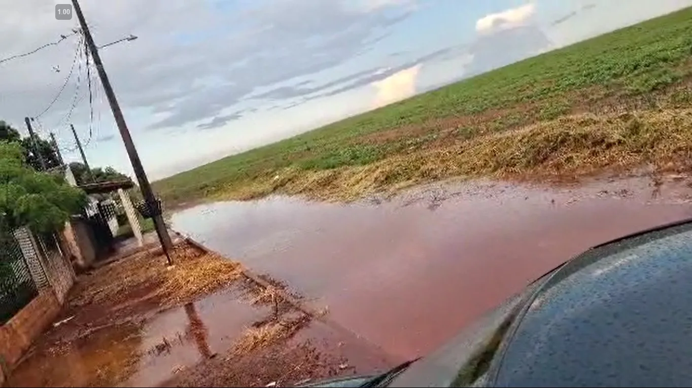 Moradores de Santa Tereza do Oeste sofrem com alagamentos