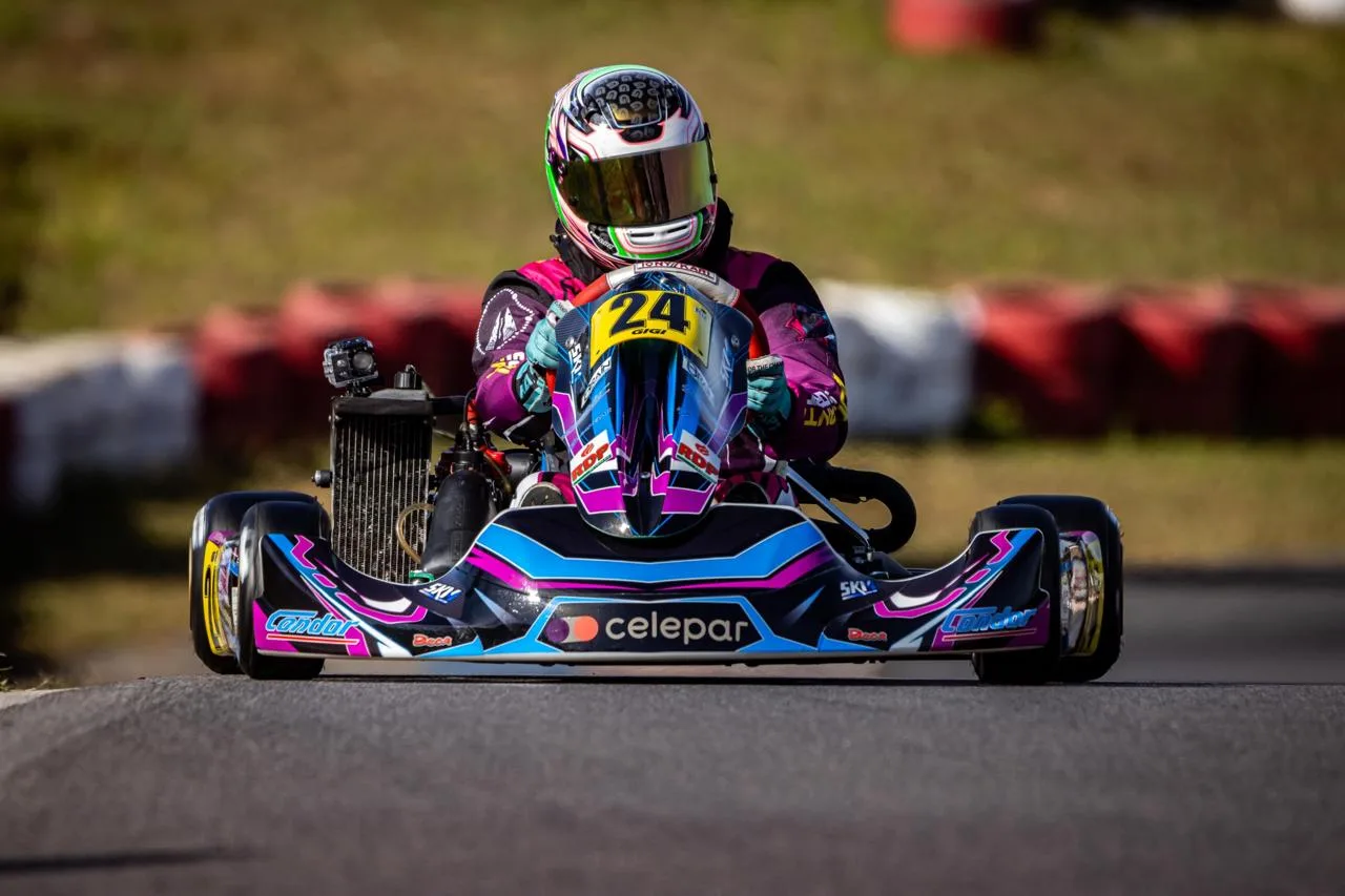 A piloto paranaense Giovana Marinoski está em terceiro na classificação da categoria Rotax Max, a 10 pontos do líder. Crédito: Diego Tartalho/Divulgação