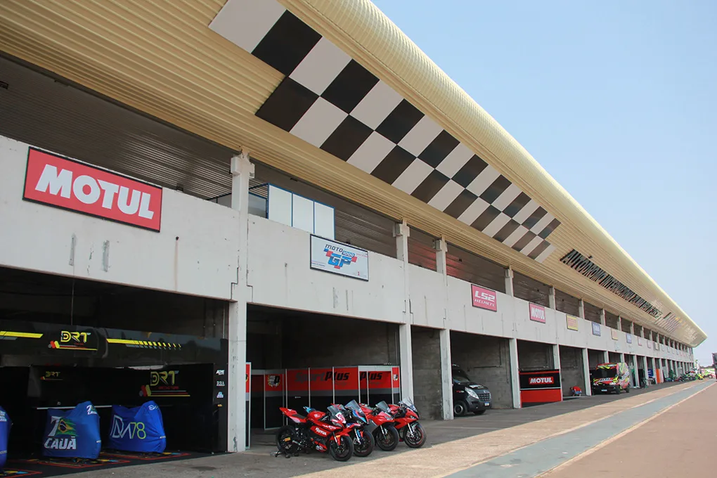 Com temperaturas mais agradáveis, as equipes aproveitaram o dia de ontem para montagem suas estruturas nos boxes do Autódromo Zilmar Beux