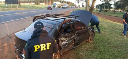 O trânsito ficou lento durante o atendimento da ocorrência, fluindo pelas laterais da via. Foto: PRF