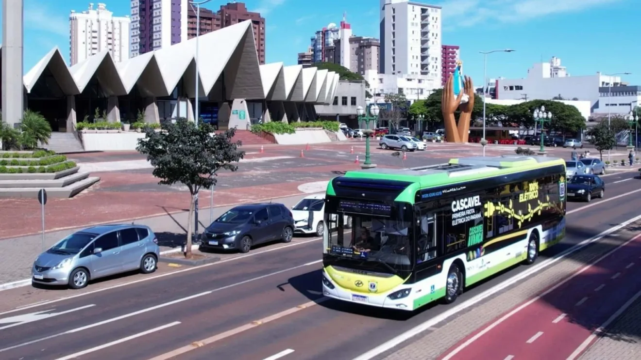 Os ônibus têm ar-condicionado, avisos sonoros, wi-fi, conectores de USB, além de serem super silenciosos - Foto: Secom