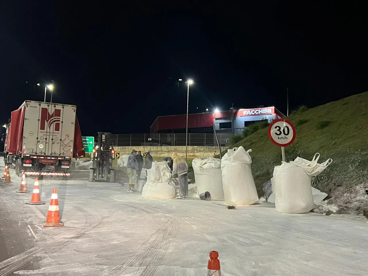 Segundo a PRF, o caminhão foi acessar a BR-369, quando a carga deslocou-se e acabou caindo sobre a rodovia.