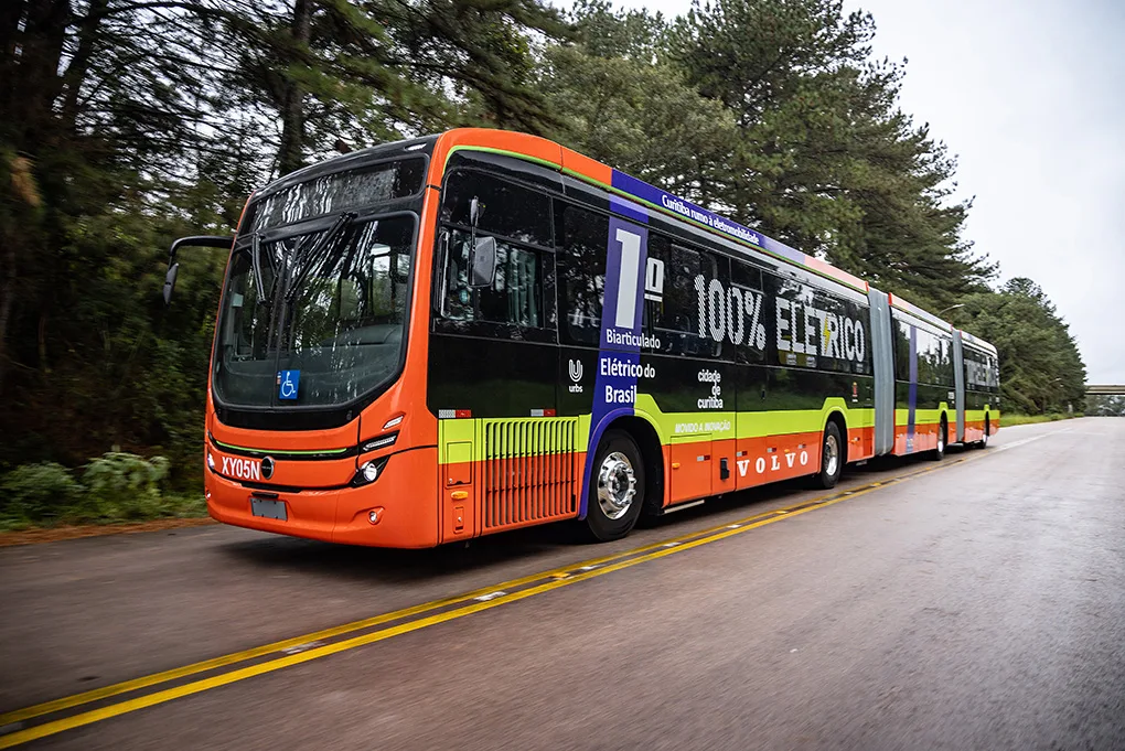 Volvo Biarticulado Elétrico. Curitiba, 19/05/2024. Foto: Rodolfo Buhrer / La Imagem / Volvo