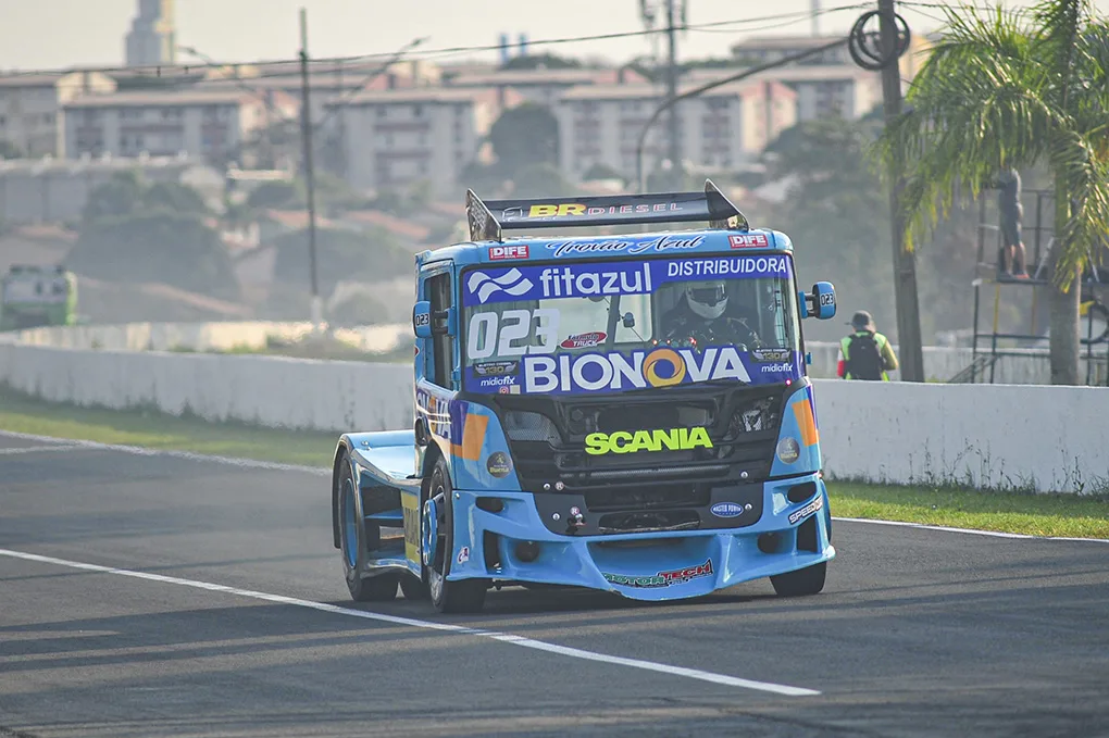 Jorginho Feio ganhou a prova da Copa SpeedMax em Londrina, aumentando sua confiança para o restante da temporada da Fórmula Truck. Foto: Tiago Soares/Divulgação