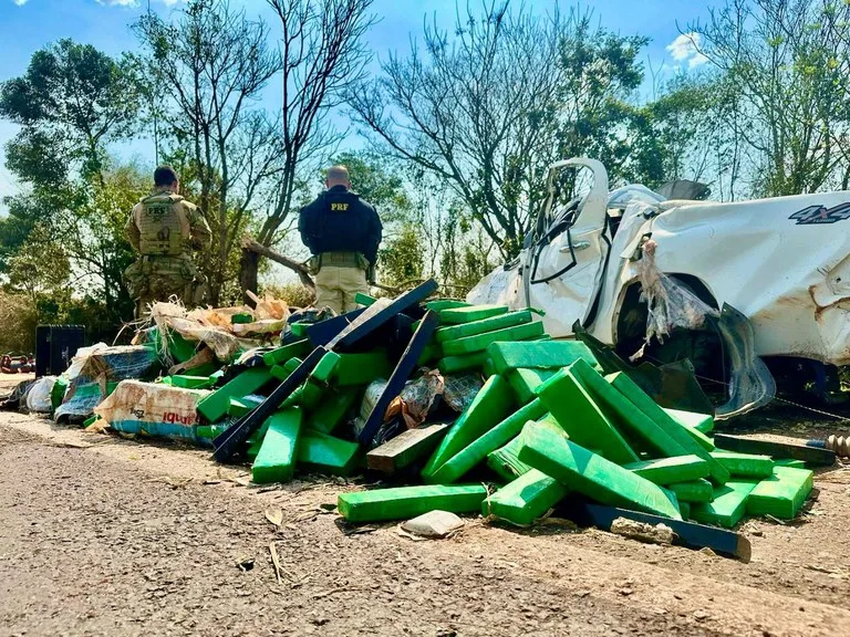 Motorista tentou fugir da abordagem, mas perdeu o controle e colidiu com um carro que estava parado - Foto: PRF