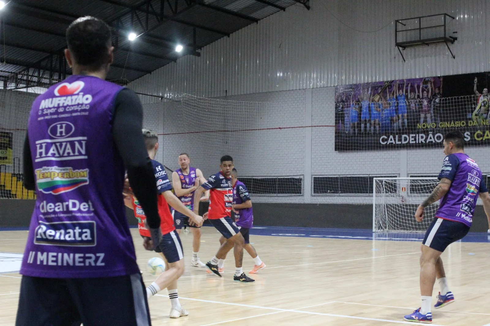 Faltando três jogos para o fim da primeira fase, a intenção do time é manter a liderança e garantir as decisões dos mata-matas no Ginásio da Neva - Foto: Assessoria Cascavel Futsal