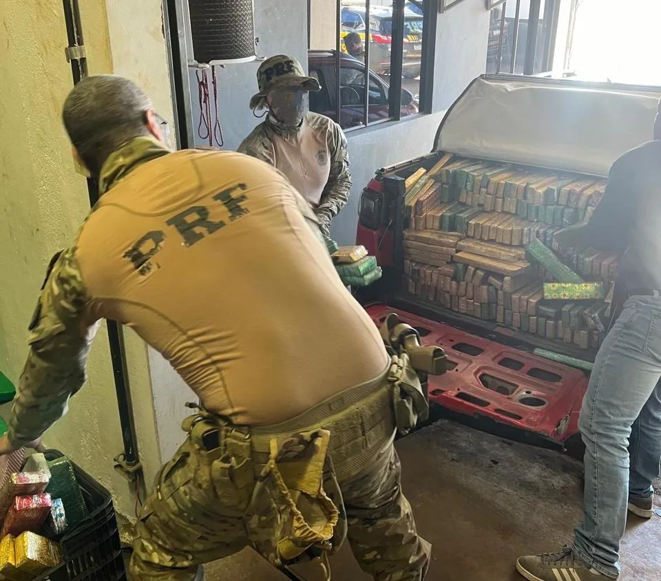 Foi identificado que a pick-up portava placas clonadas, sendo que a original foi furtada em janeiro deste ano