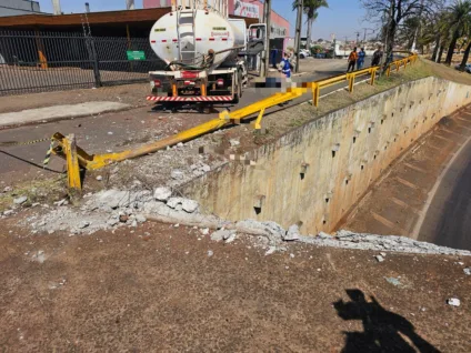 O veículo, um caminhão, VW/26.280, transitava sentido Cambé, quando o motorista perdeu o controle da direção passou pelo canteiro central e faixa de rolamento do sentido contrário, repousando no passeio - Foto: PRF