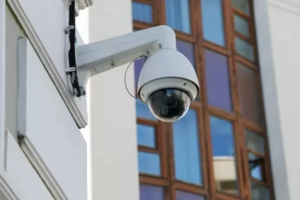Quais são as características de uma boa câmera de segurança externa?