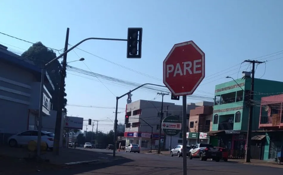 De momento, para garantir a fluidez no trânsito, a Transitar instalou uma placa de pare na Rua Europa com a Rua Ernesto Nazaret